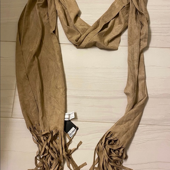 Camel colored fringe scarf - Picture 3 of 3